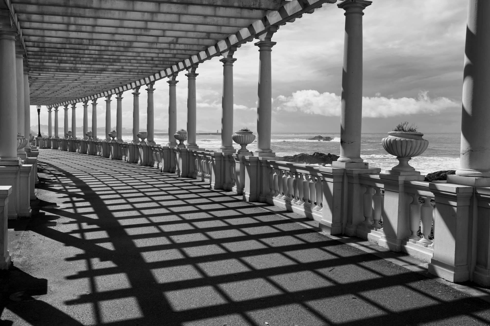 Papermoon Fototapete "Gebäude Schwarz & Weiß" von Papermoon