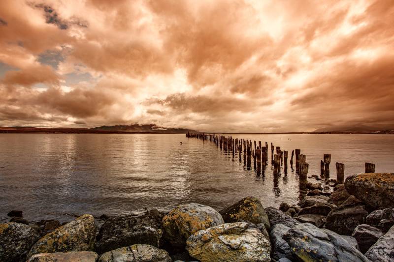 Papermoon Fototapete "HOLZ-BRÜCKE-ALT PUERTO NATALES INSEL PIER STEG MEER SEE" von Papermoon