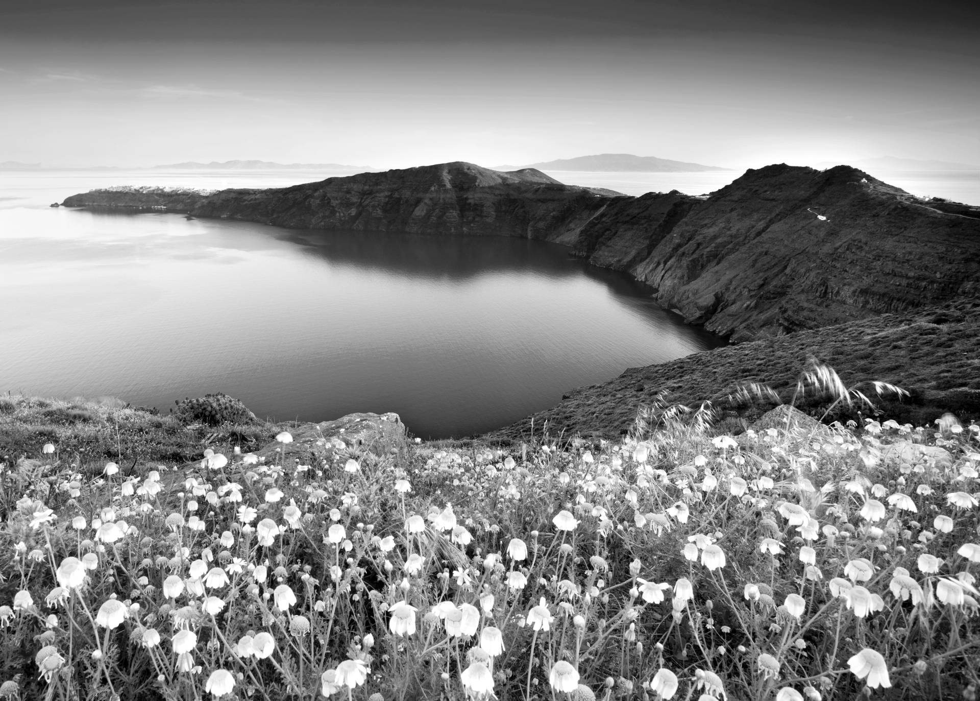 Papermoon Fototapete "Landschaft schwarz & weiß" von Papermoon