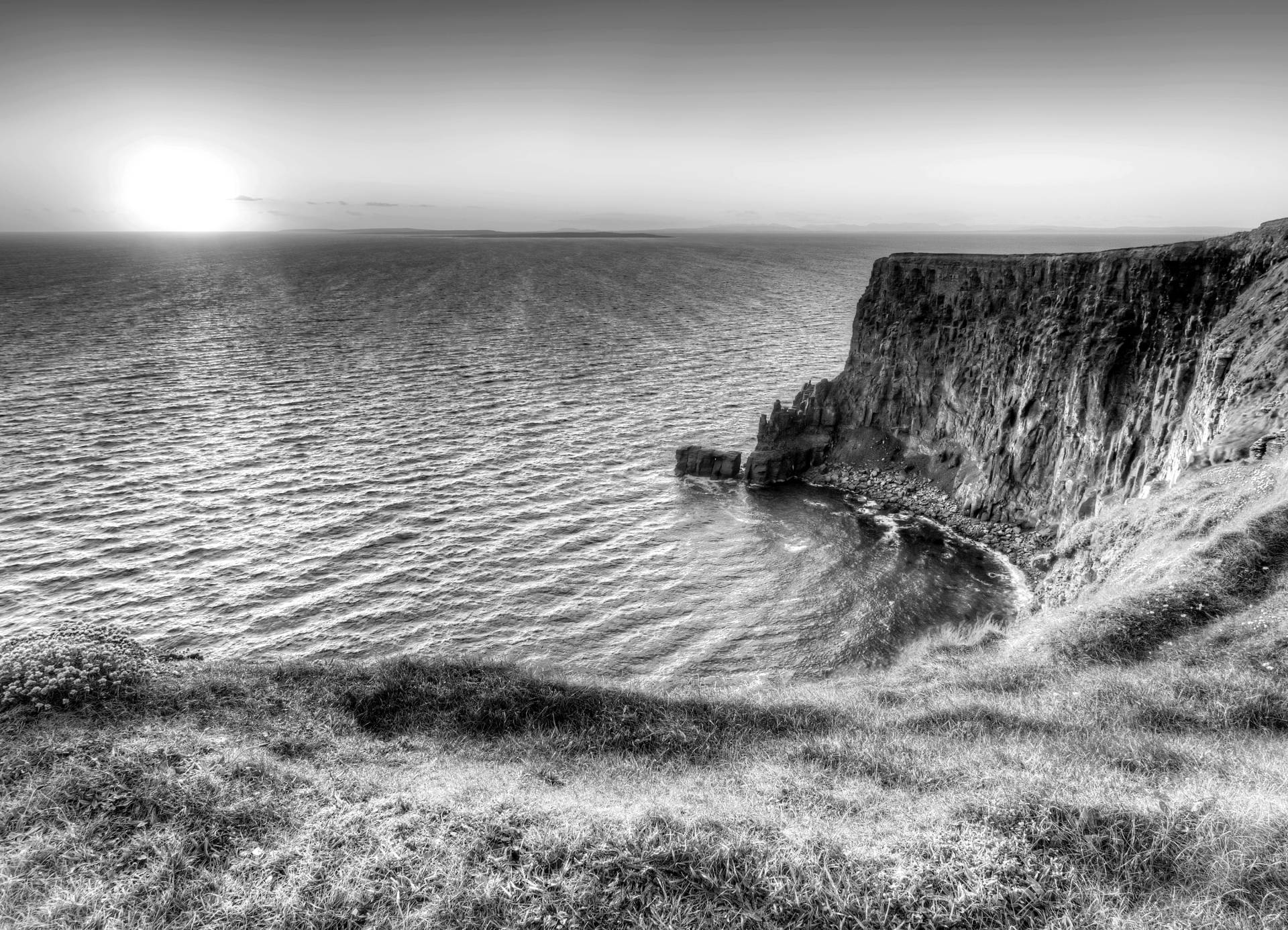 Papermoon Fototapete "Landschaft schwarz & weiß" von Papermoon