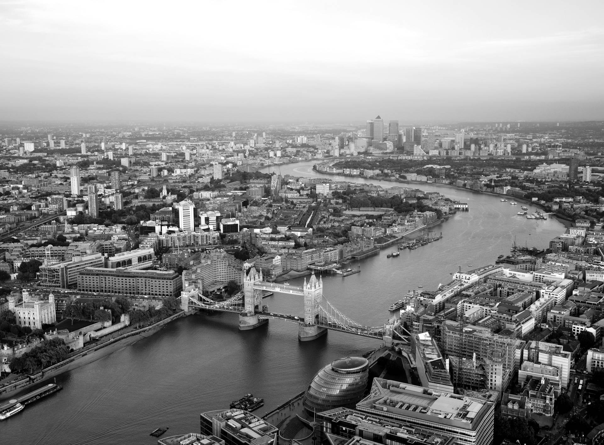 Papermoon Fototapete "London Schwarz & Weiß" von Papermoon