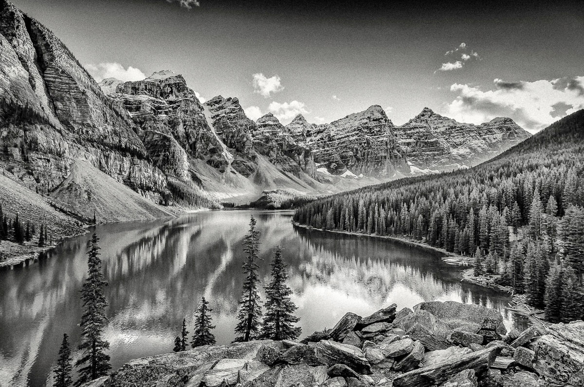 Papermoon Fototapete "Moraone See Schwarz & Weiß" von Papermoon