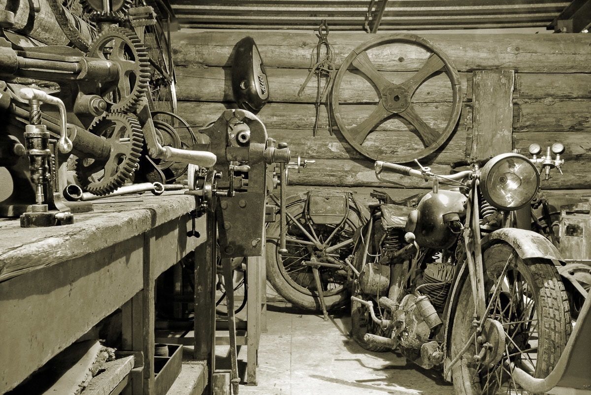 Papermoon Fototapete "Motorradgarage" von Papermoon