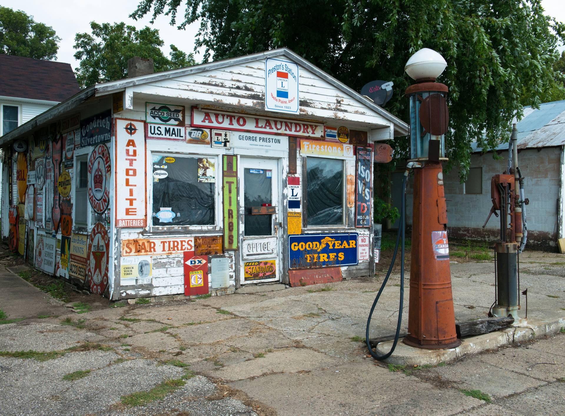 Papermoon Fototapete "Old Vintage Retro Gas Station" von Papermoon