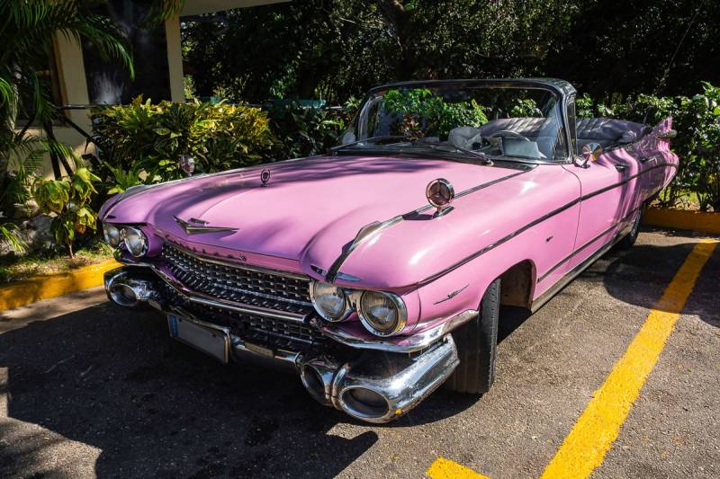 Papermoon Fototapete "Oldtimer pink" von Papermoon