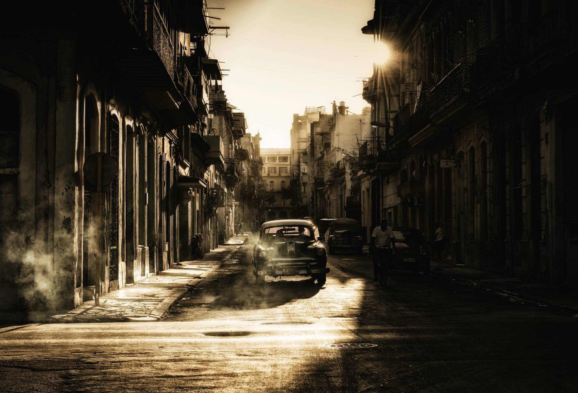 Papermoon Fototapete "Photo-Art BARIS AKPINAR, MYSTISCHER MORGEN IN HAVANNA" von Papermoon