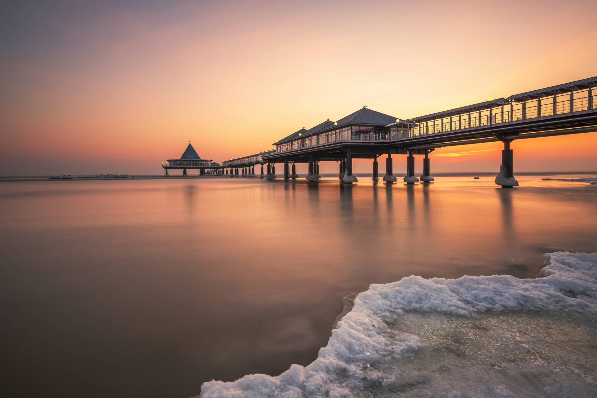 Papermoon Fototapete "Photo-Art ROBIN OELSCHLEGEL, EISZEIT" von Papermoon