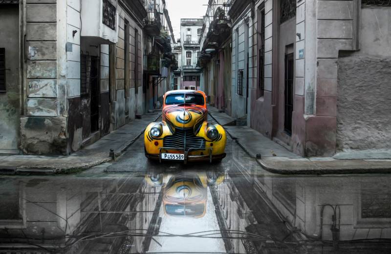 Papermoon Fototapete "Photo-Art SVETLIN YOSIFOV, KLASSISCHES ALTES AUTO IN HAVANNA, KUBA" von Papermoon