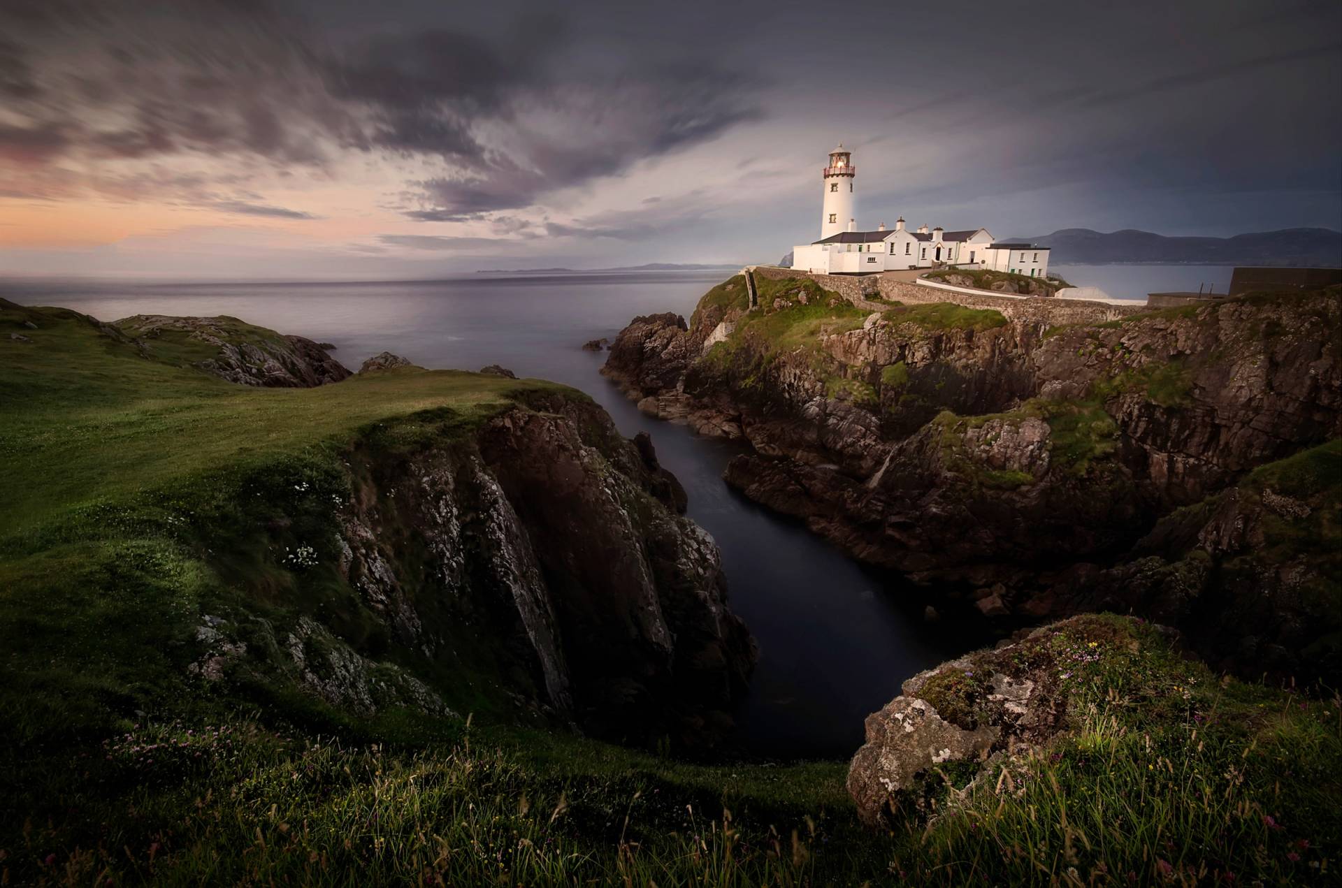 Papermoon Fototapete "Photo-Art YOLANDA ROMERO ANGUEIRA, FANAD LEUCHTTURM" von Papermoon