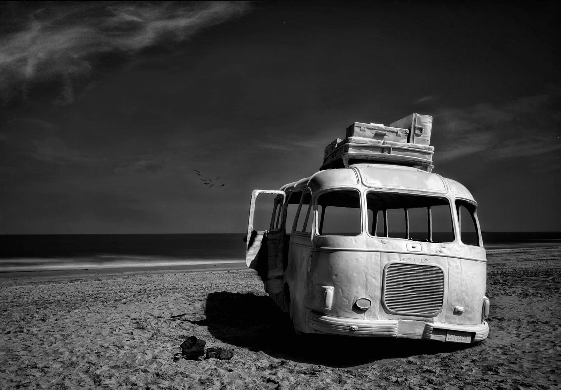 Papermoon Fototapete "Photo-Art YVETTE DEPAEPE, STRANDBUS" von Papermoon