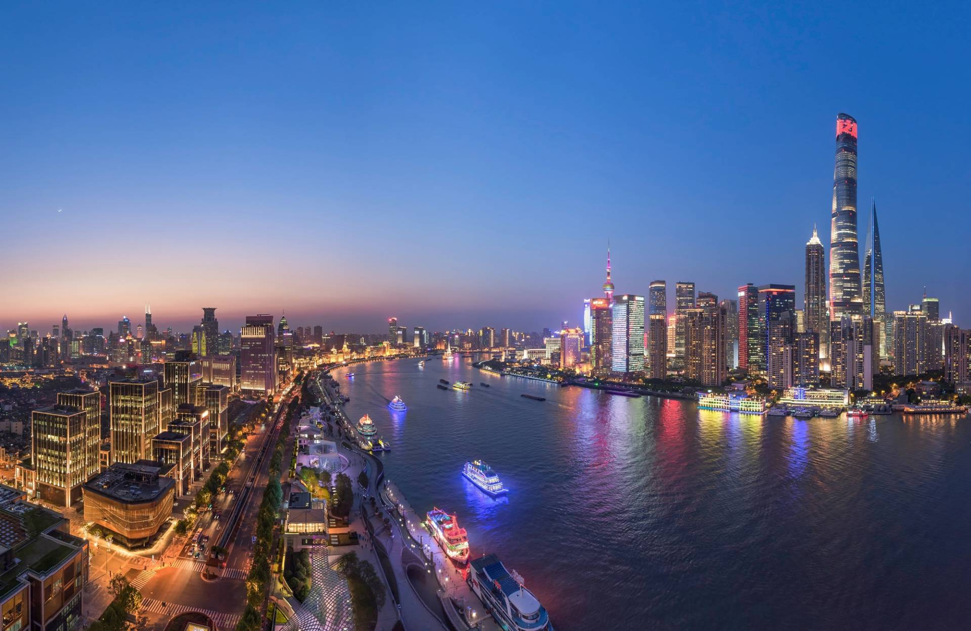 Papermoon Fototapete "Photo-Art ZHIBO CHEN, DIE BLAUE STUNDE IN SHANGHAI" von Papermoon