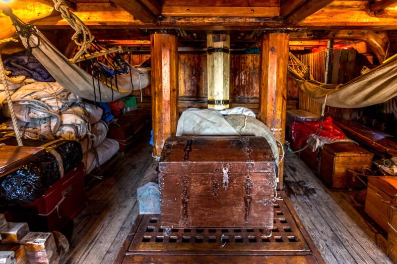 Papermoon Fototapete "Piratenschiff von innen" von Papermoon