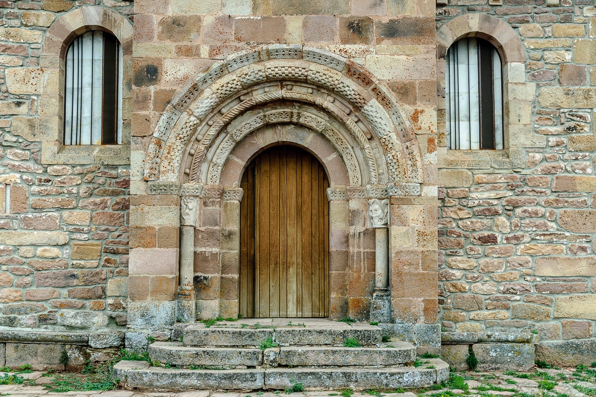 Papermoon Fototapete "Romanische Tür" von Papermoon