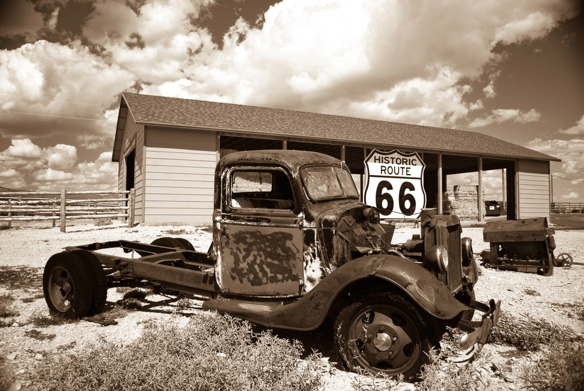 Papermoon Fototapete "Rosty Truck" von Papermoon