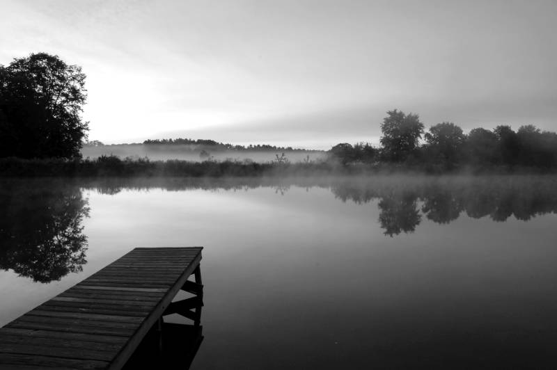 Papermoon Fototapete "See Schwarz & Weiß" von Papermoon