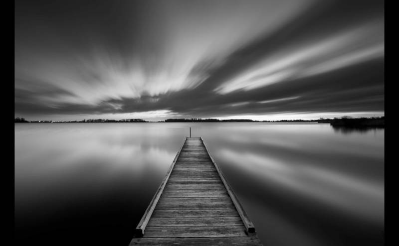 Papermoon Fototapete "Steg im Wasser Schwarz & Weiß" von Papermoon