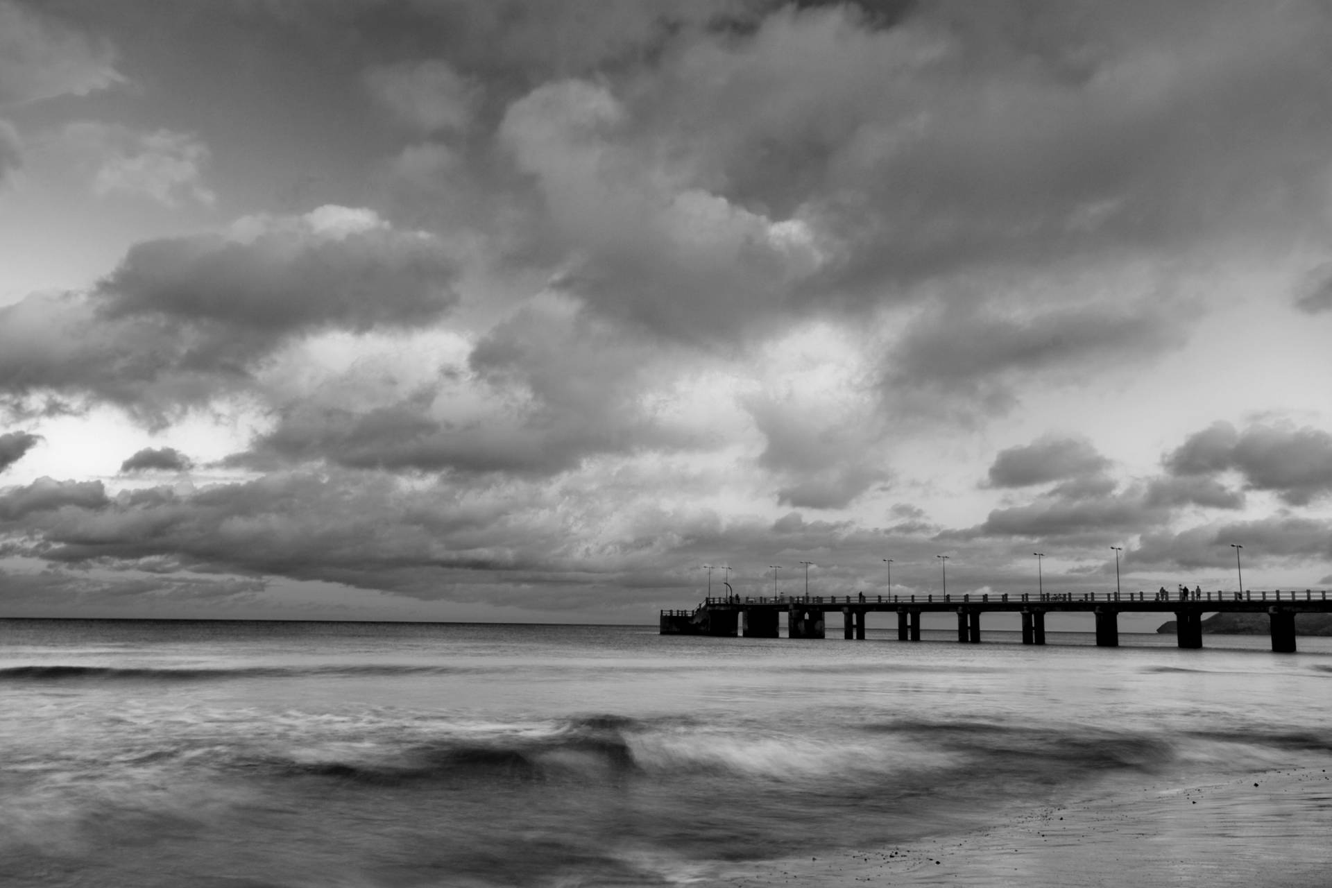 Papermoon Fototapete "Steg im Wasser Schwarz & Weiß" von Papermoon