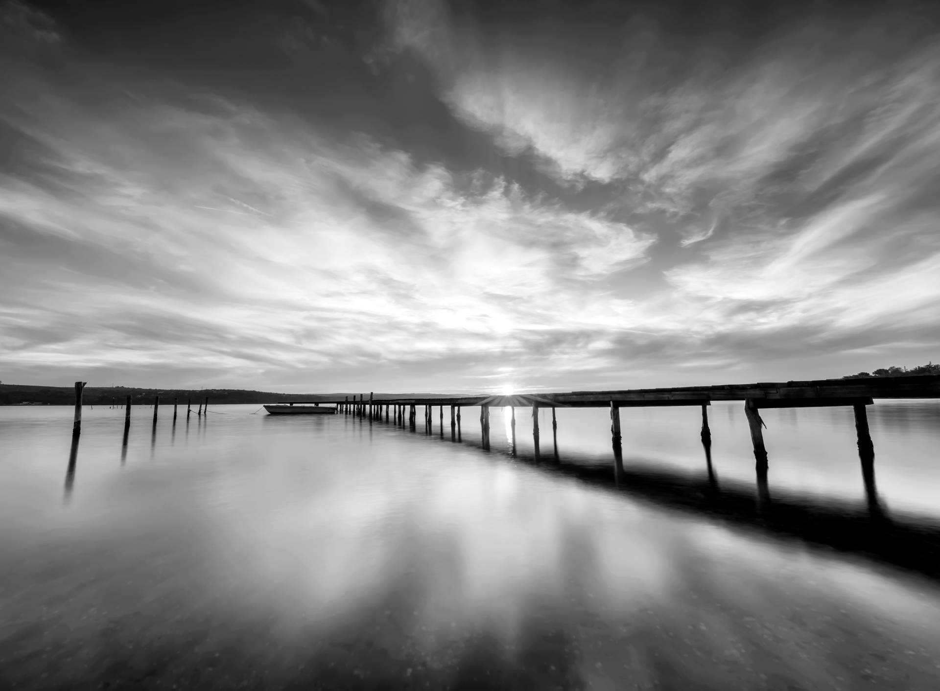 Papermoon Fototapete "Steg im Wasser Schwarz & Weiß" von Papermoon