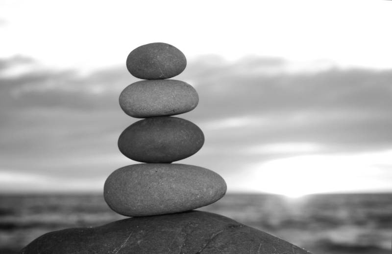 Papermoon Fototapete "Steine Schwarz & Weiß" von Papermoon