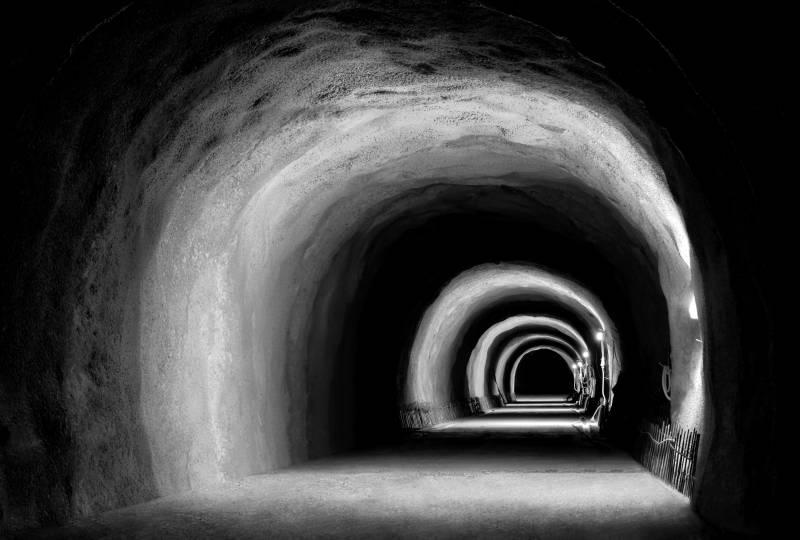 Papermoon Fototapete "Tunnel Schwarz & Weiß" von Papermoon
