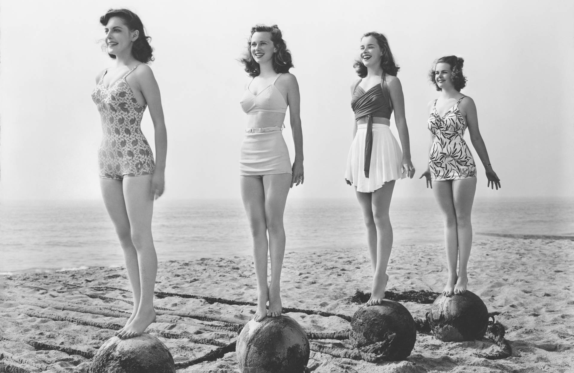 Papermoon Fototapete "VINTAGE DESIGN-RETRO SCHWARZ WEIß Foto" von Papermoon