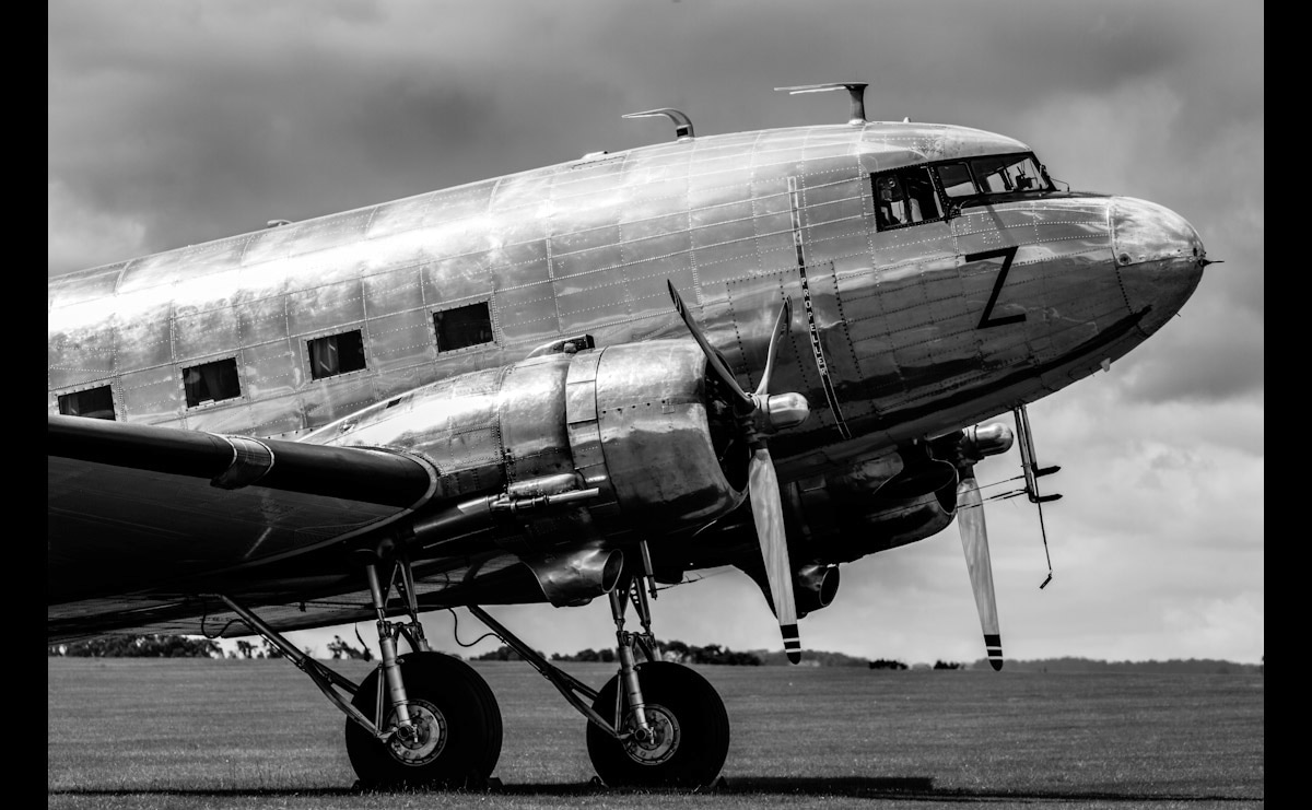 Papermoon Fototapete "Vintage Verkehrsflugzeug Schwarz & Weiß" von Papermoon