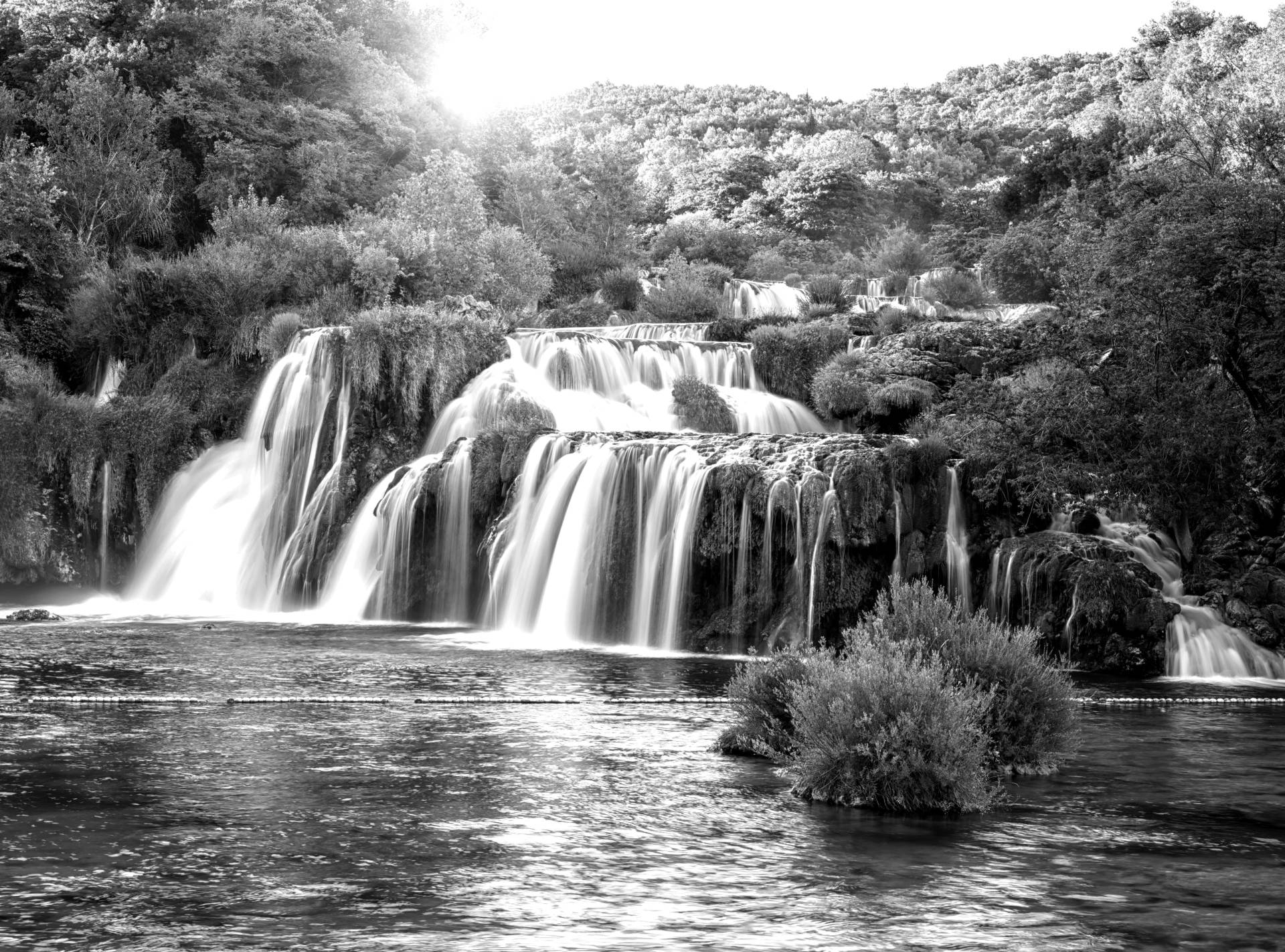 Papermoon Fototapete "Wasserfall Schwarz & Weiß" von Papermoon