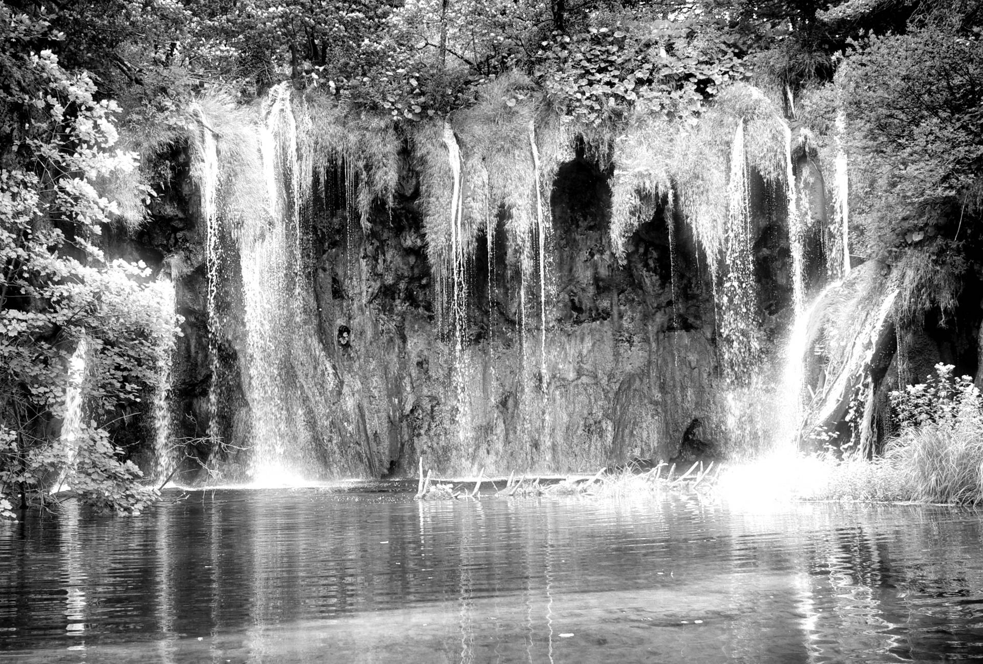 Papermoon Fototapete "Wasserfall Schwarz & Weiß" von Papermoon