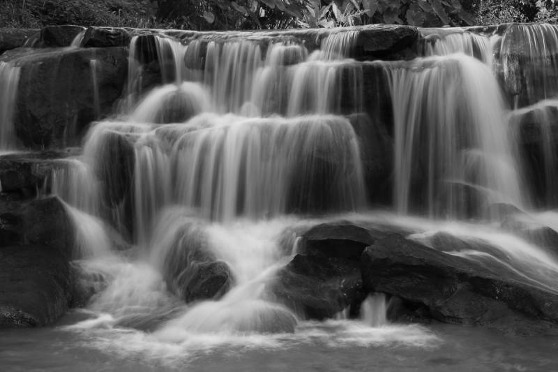 Papermoon Fototapete "Wasserfall Schwarz & Weiß" von Papermoon