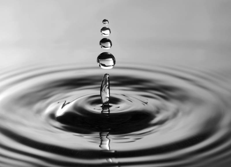 Papermoon Fototapete "Wassertropfen Schwarz & Weiß" von Papermoon