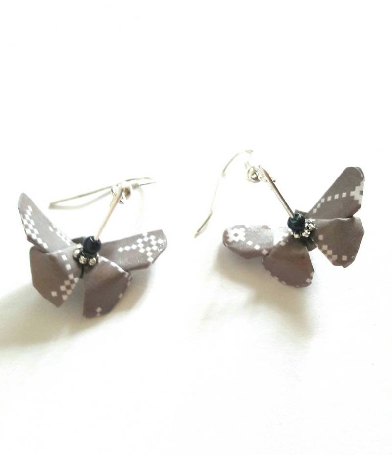 Origami - Grauen Und Weißen Schmetterling Ohrringe von Papiersetcartons