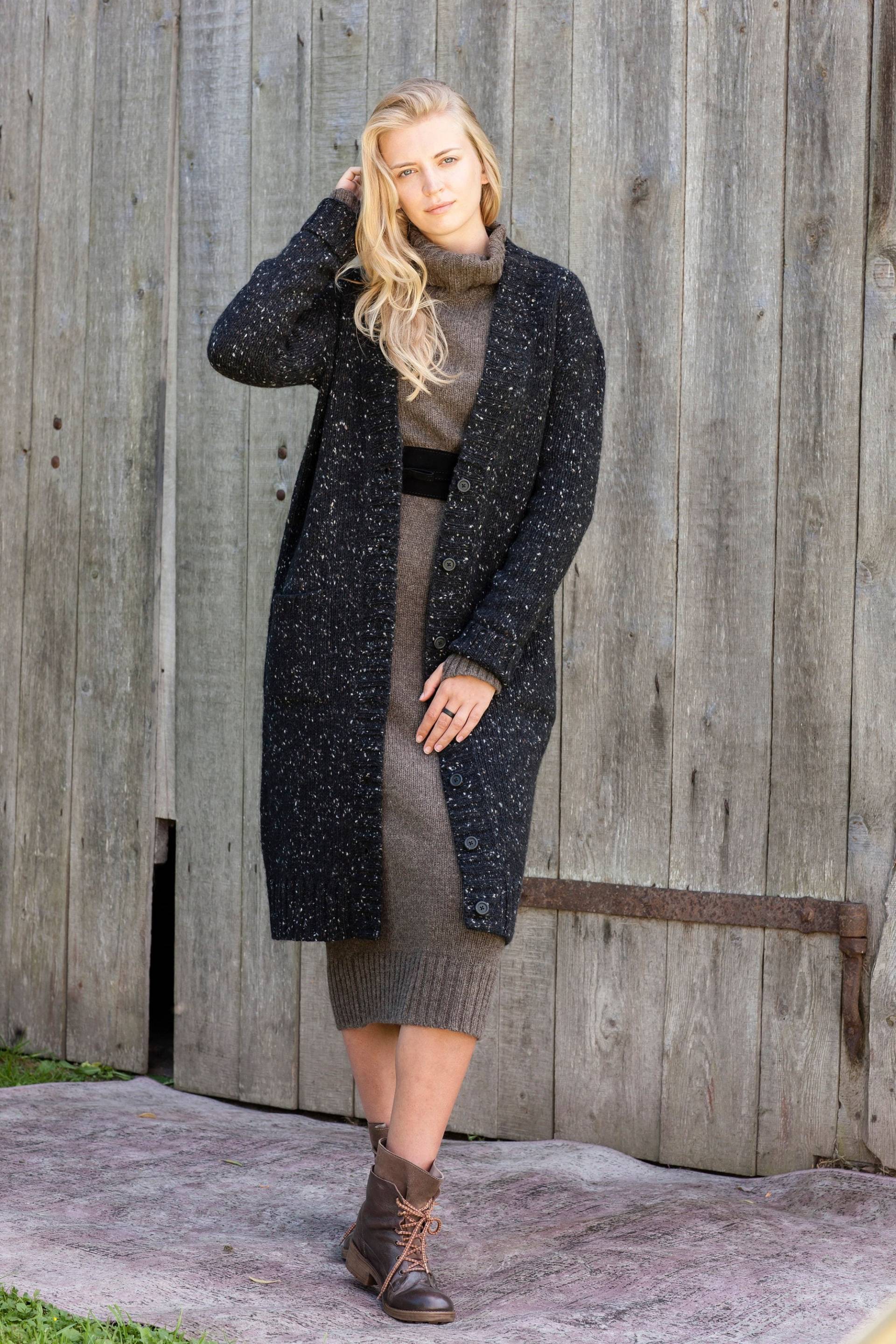 Lange Tweed-strickjacke, Dicke Woll-strickjacke, Winter-strickjacke Mit Knöpfen, Handgefertigte Wollmantel Taschen, Natürliche Schwarze von PappusStore