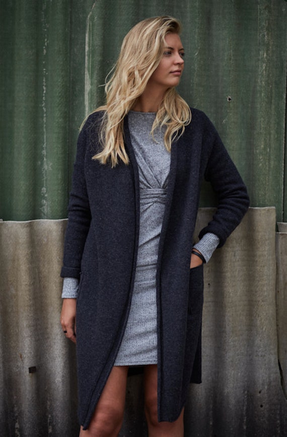 Langer Woll-Cardigan, Lange Wickel-Strickjacke, Graue Gestrickte Wolljacke, Wollmantel, Strickfrauenmantel, Natürliche Bio-Wolle von PappusStore