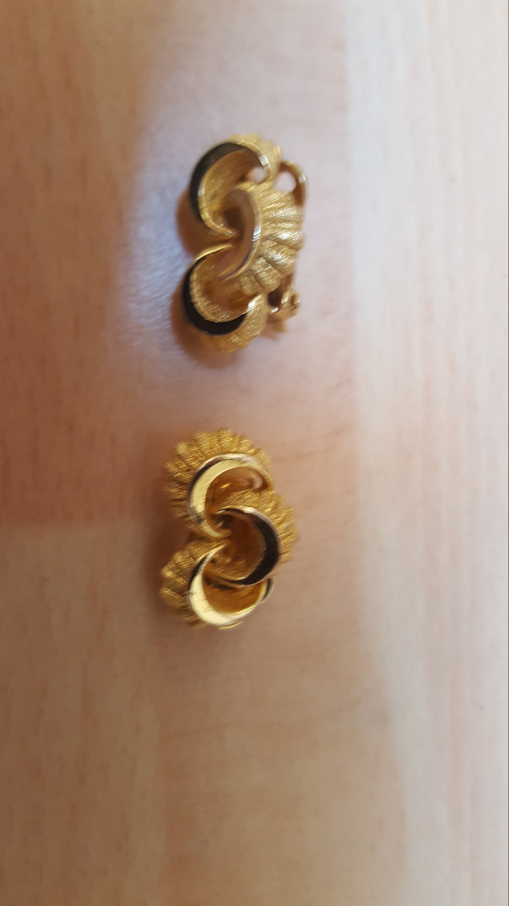 Jahrgang Goldtone Brezel Stil Schleife Clip Auf Ohrringe - Kitsch Antikes Stück Jahrgang Goldtone Brezel Stil Schleife Clip Auf Ohrringe - Kitsch Antikes Stück von PappysGang