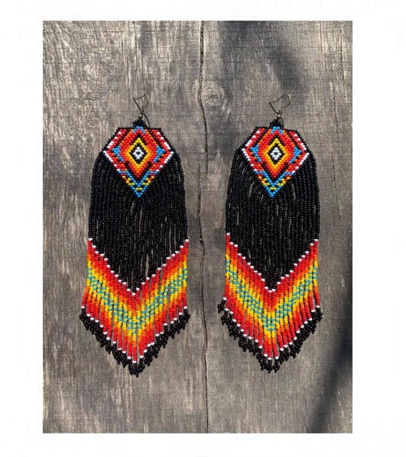 Black & Red Native America Inspired Beaded Earrings, American Style Bead Earring, Big Earrings von ParChevalier