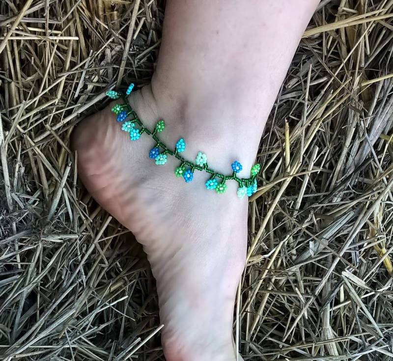 Green & Aqua Daisy Flower Anklet, Chain Beaded Summer Beach Ankle Bracelet, Anklet von ParChevalier