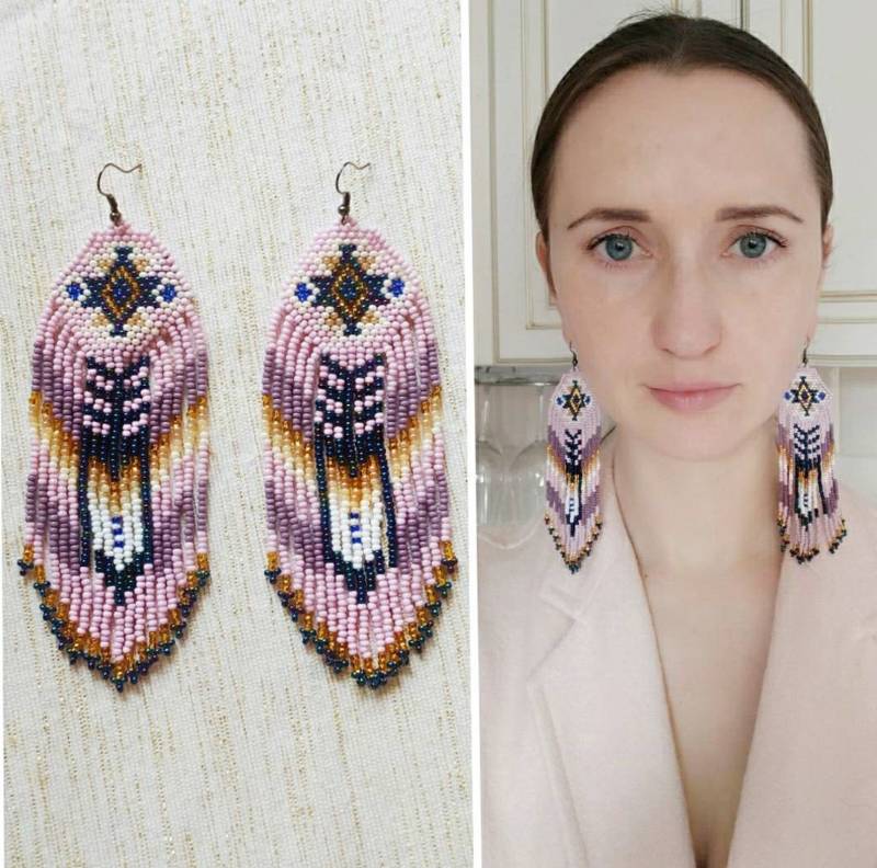 Lavender Apache Feather Native America Inspired Beaded Earrings, American Style Bead Earring, Big Earring, Big Earrings von ParChevalier