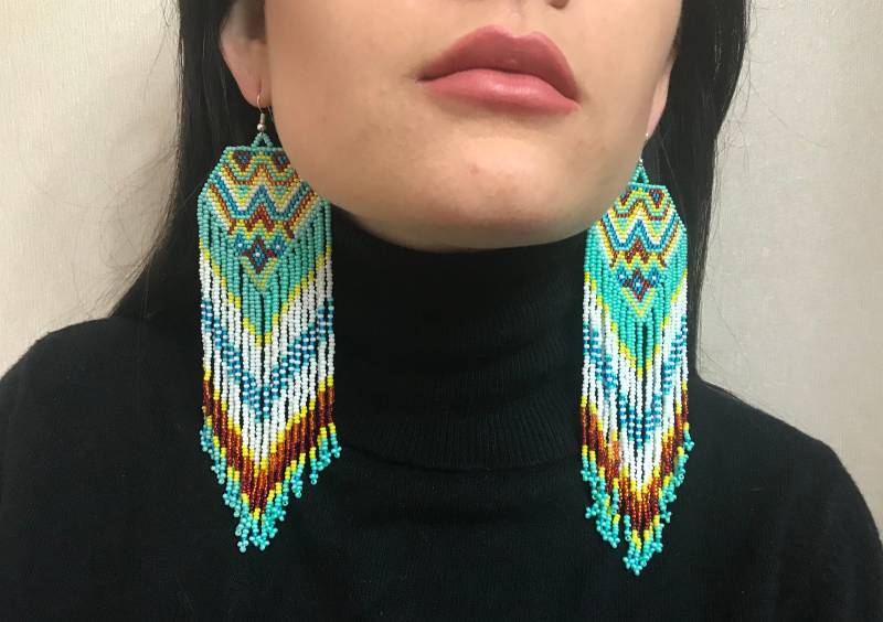 Light Green & White Native America Inspired Beaded Earrings, American Style Bead Earring, Big Earring, Big Earrings von ParChevalier
