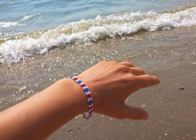 Tricolor Usa Patriotic Daisy Chain Bracelet, America Flag Beaded Daisy-Chain Anklets, Thin Flower Bracelets, Us Jewelry von ParChevalier