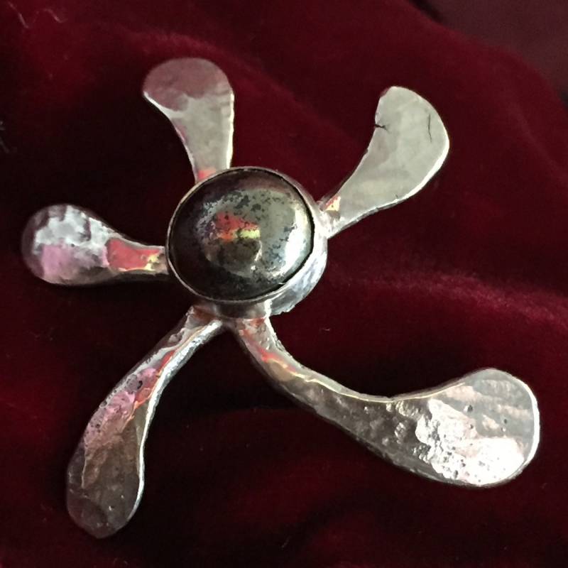 Grooviger Blume Anstecknadel Mit Pyrit-Edelstein Grooviger Blume Anstecknadel Mit Pyrit-Edelstein von ParabolaStudio