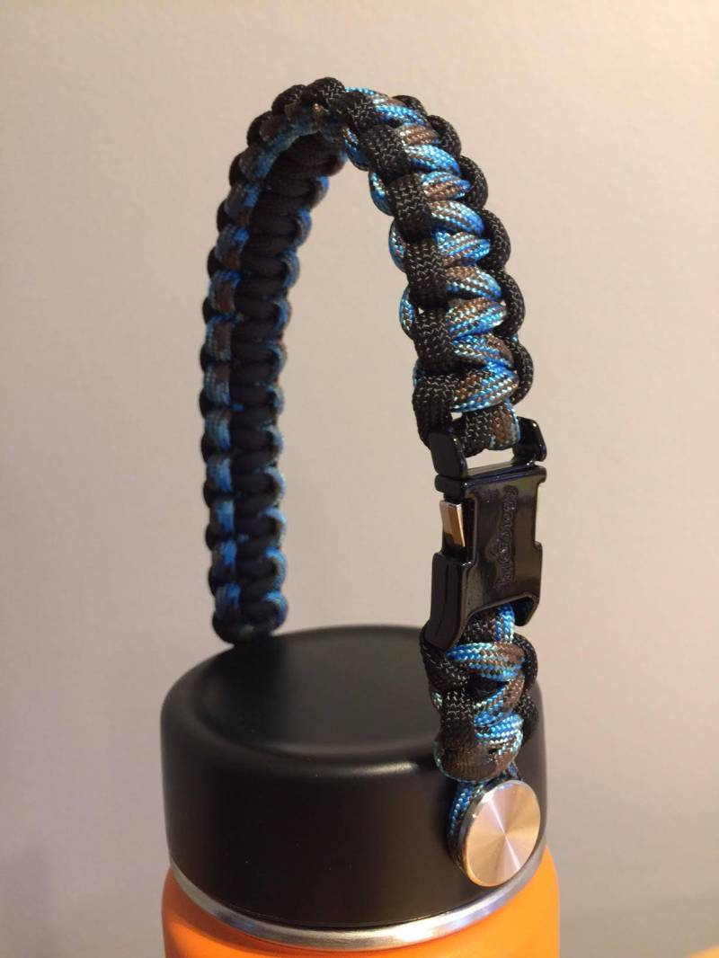 Maßgeschneiderte Urheberrechtlich Geschützte Wasserflaschen-Griffe Für Kappen von ParacordLanyards