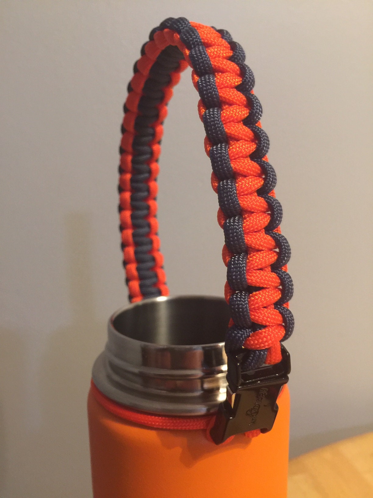 Wasserflaschengriff Mit Breitem Öffnungsrahmen Und Metallschnalle von ParacordLanyards