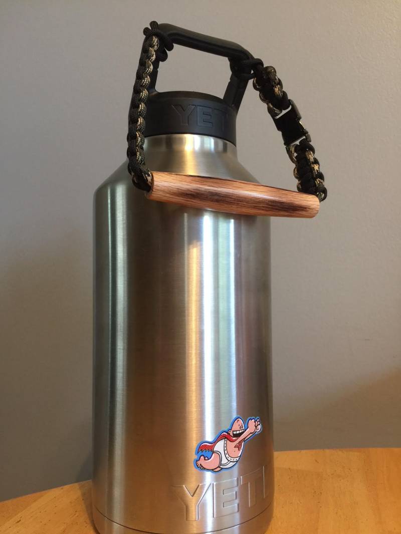 Woody Handle Für Wasserflaschen Mit Einem Stabstil Deckel Woody Handle Für Wasserflaschen Mit Einem Stabstil Deckel von ParacordLanyards