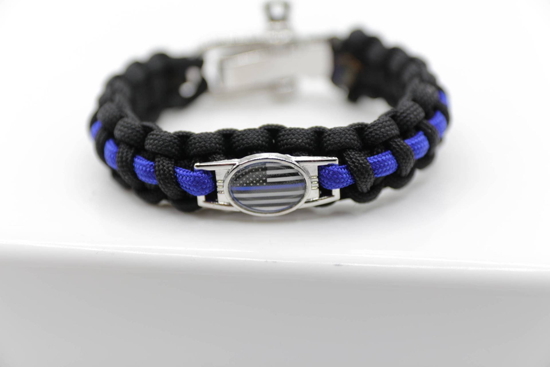 Dünnes Blue Line Serie Paracord Survival Armband Mit Charm Und Adj. Shackle Dünnes Blue Line Serie Paracord Survival Armband Mit Charm Und Adj. Shackle von Paracordinnovations