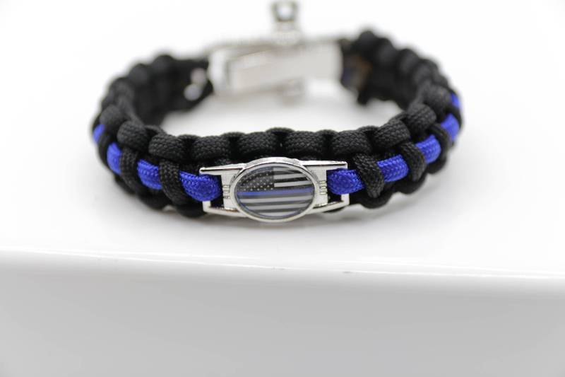 Dünnes Blue Line Serie Paracord Survival Armband Mit Charm Und Adj. Shackle Dünnes Blue Line Serie Paracord Survival Armband Mit Charm Und Adj. Shackle von Paracordinnovations