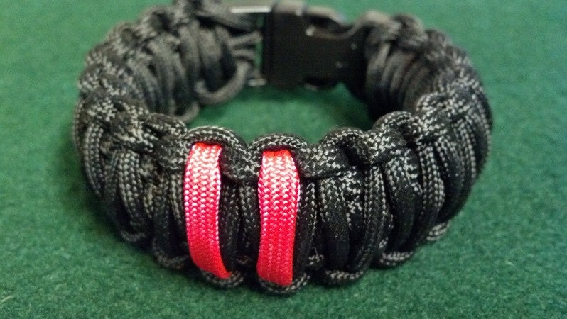 2. Zweite Änderung Unterstützung Paracord Survival Armband 2A Breite Breite Rosa Streifen von Paracordsandmore