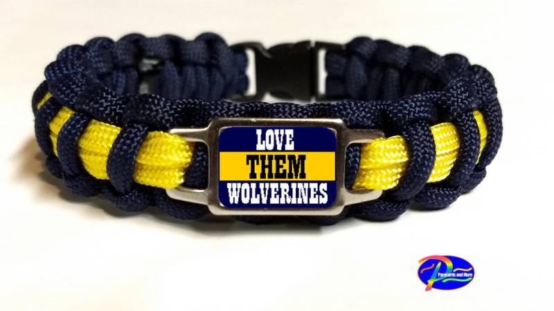 Love Them Wolverines University Of Michigan Ncaa Uniform Inspiriertes Paracord Survival Armband Mit 2 Bild Schlüsselanhänger Set von Paracordsandmore