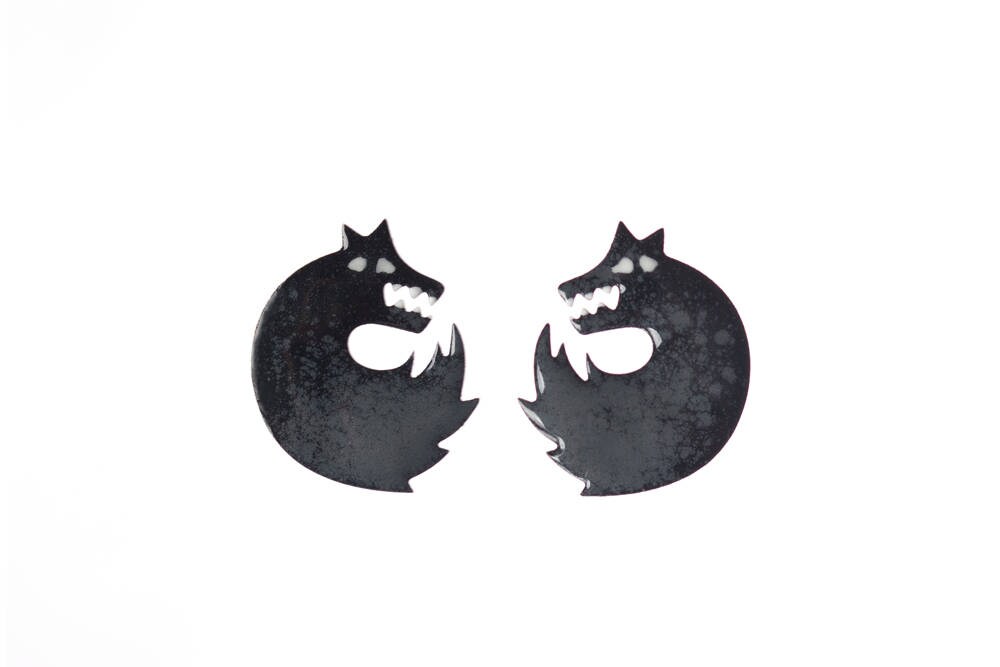 Handbemalte Emaille Wolf Ohrstecker, Edelstahl, Statement Ohrringe, Geschenkideen Für Sie, Schrullige Schwarze Ohrringe Spaß Schmuck von ParadaJewelry