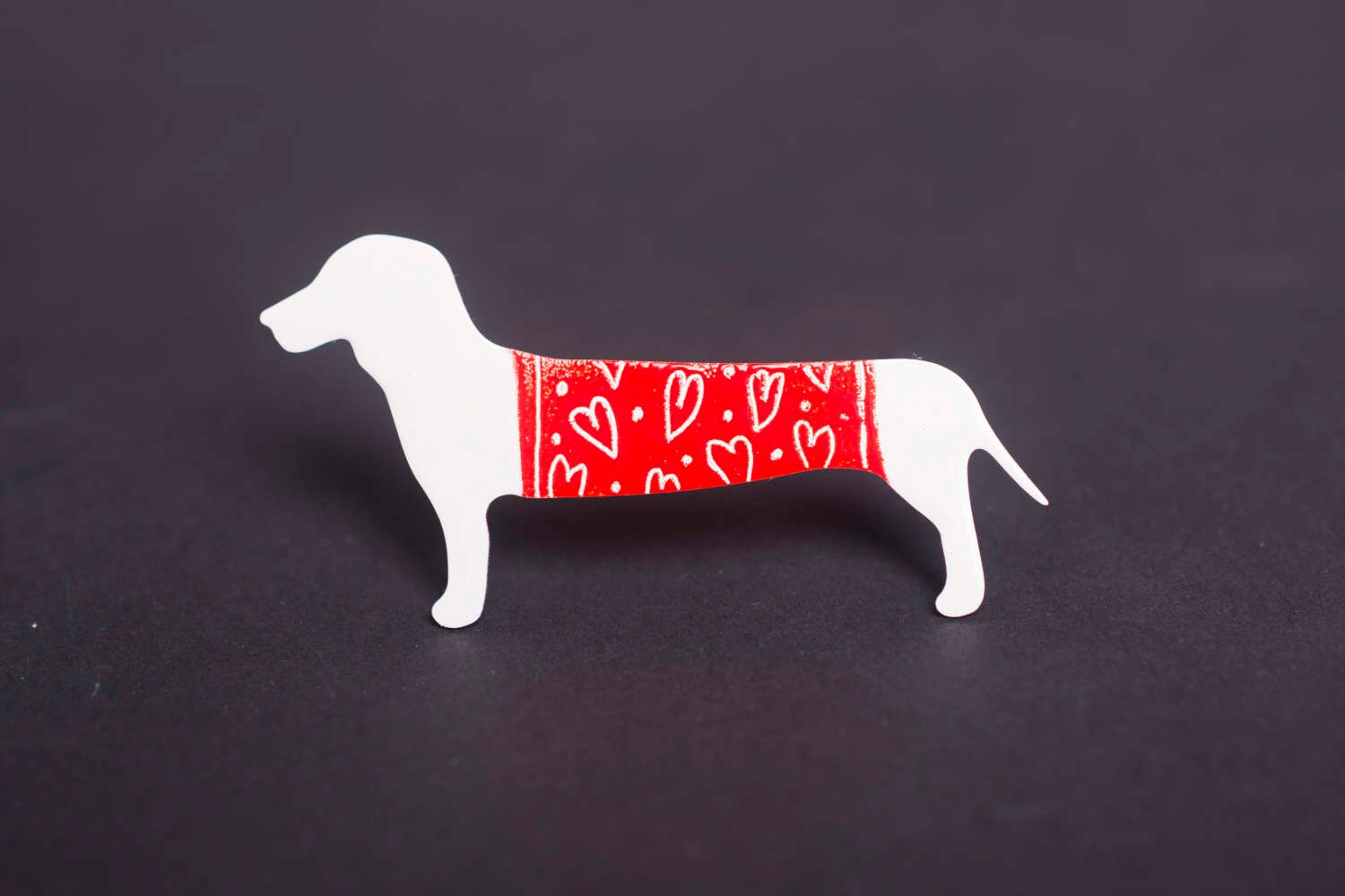 Handbemalter Dackel Pin, Hund in Roter Hose Mit Herz Muster, Emaille Bunter Schmuck, Hunde Tier Pin Handbemalter Dackel Pin, Hund in Roter Hose Mit Herz Muster, Emaille Bunter Schmuck, Hunde Tier Pin von ParadaJewelry