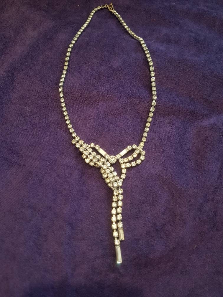 Hübsche Vintage Diamante Herz/Bogen Effekt Lariathalskette C 1950 von ParadeVintage